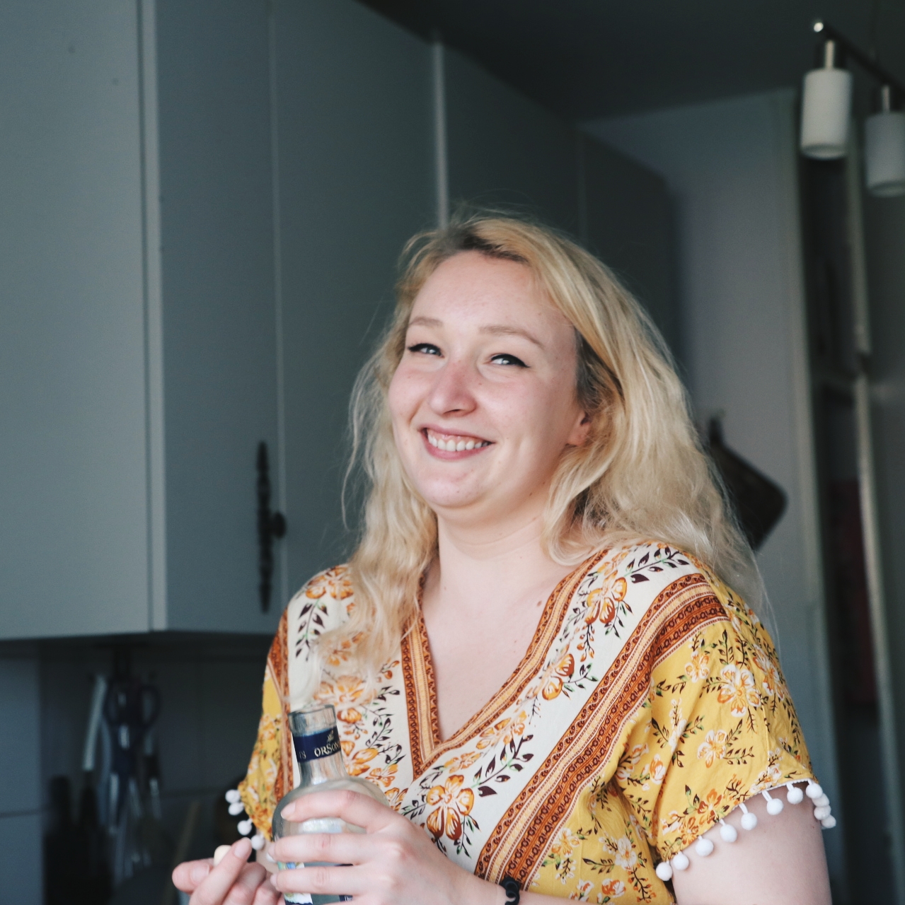Fotografin in Köln, entspanntes Portrait in natürlicher Umgebung, professionelle Hochzeits- und Paarfotografie.